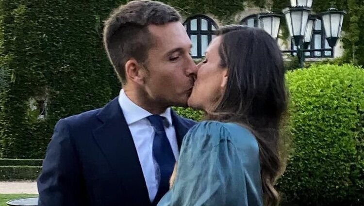 Laura Matamoros y Benji Aparicio se besan en una boda