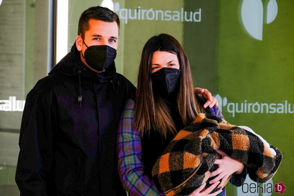 Laura Matamoros y Benji Aparicio, con su hijo Benjamín a las puertas del hospital