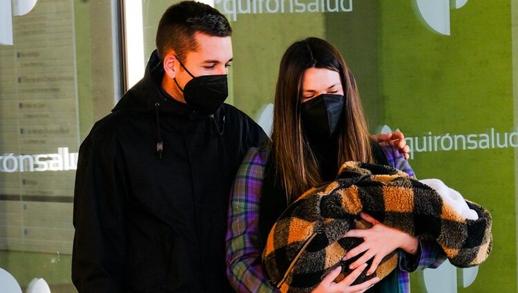 Laura Matamoros y Benji Aparicio se marchan del hospital con su hijo Benjamín