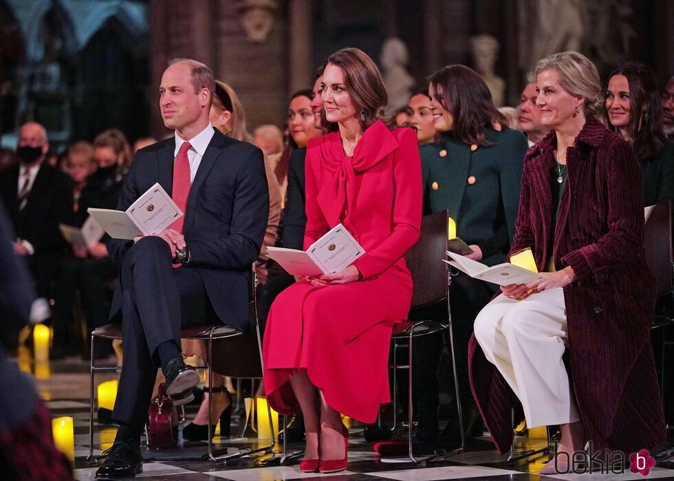 El Príncipe Guillermo y Kate Middleton, Sophie de Wessex, Eugenia de York y Pippa Middleton en el concierto de villancicos Together At Christmas