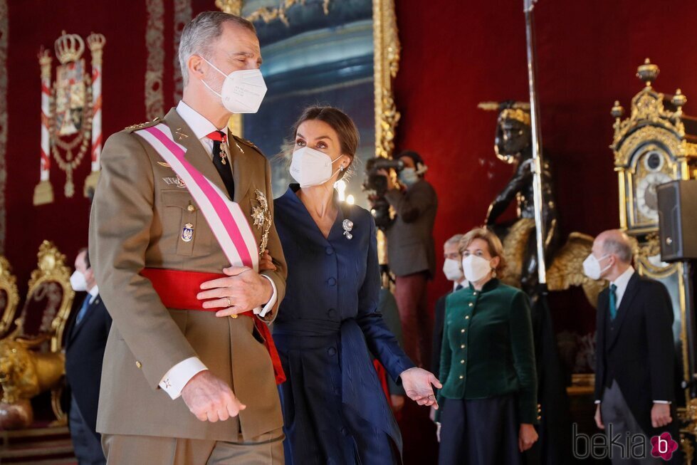Los Reyes Felipe y Letizia accediendo al salón del Trono en la Pascua Militar 2022