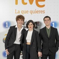 Álvaro Díaz, Teresa Pérez y Asier Valdestilla en la presentación de la temporada 22 de 'Cuéntame'