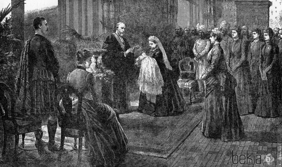 La Reina Victoria Eugenia en su bautizo sostenida por la Reina Victoria en Balmoral