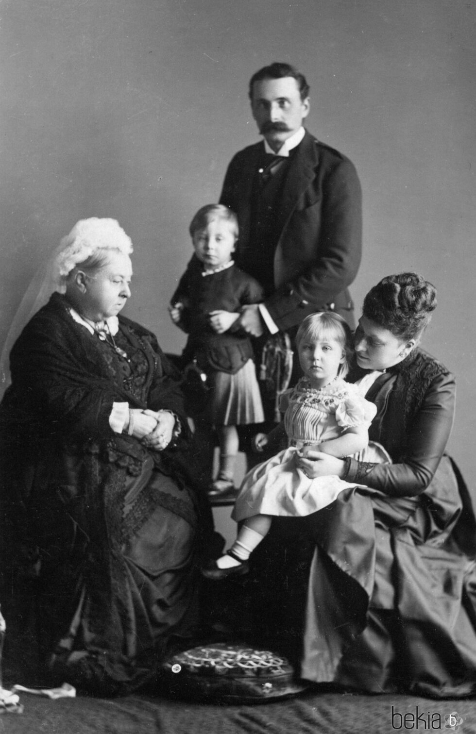 La Reina Victoria Eugenia con sus padres, Enrique de Battenberg y la Princesa Beatriz, su hermano Alexander y su abuela la Reina Victoria