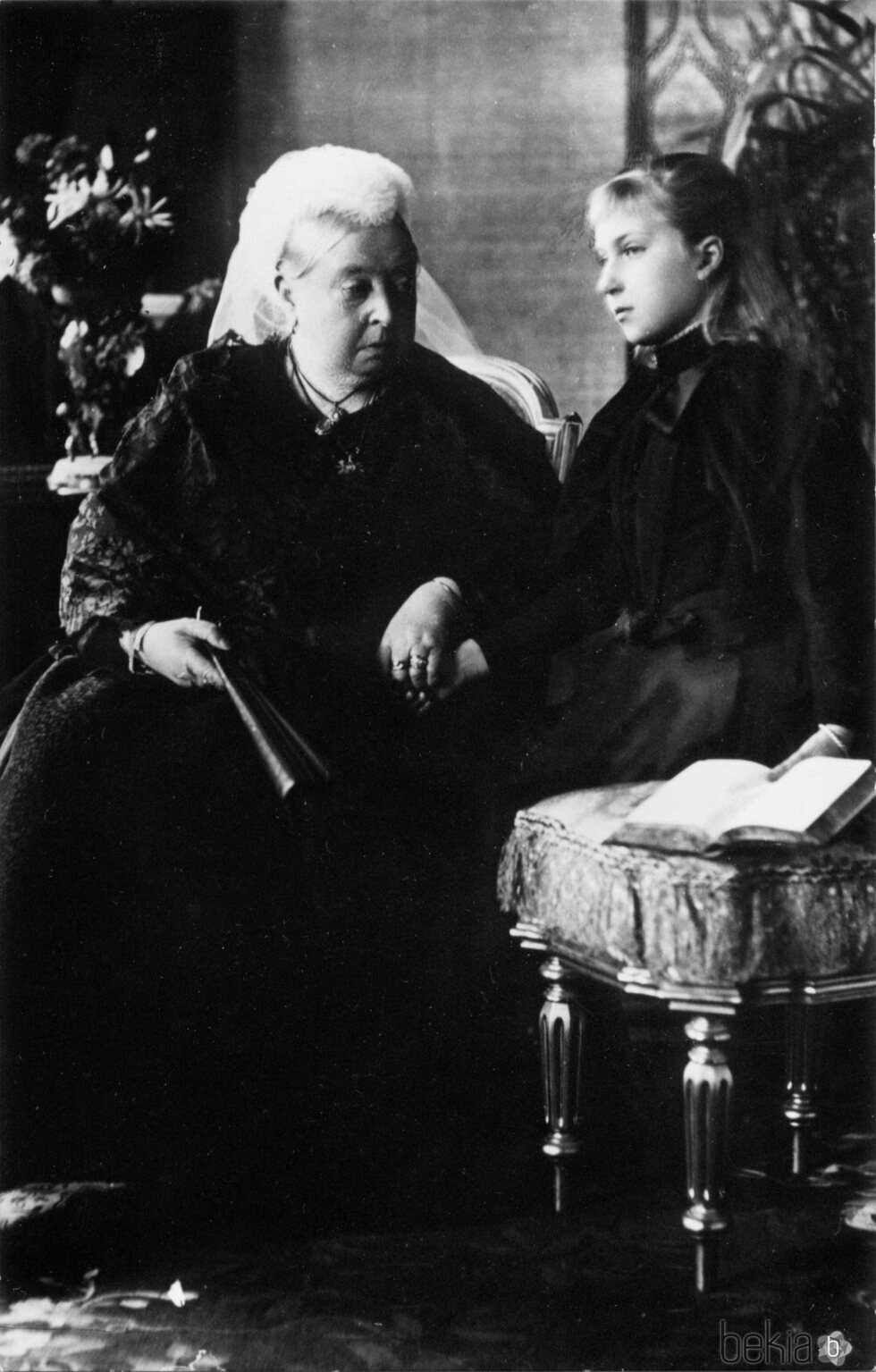 La Reina Victoria y Victoria Eugenia de Battenberg cuando era pequeña