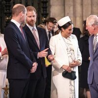 El Príncipe Guillermo y el Príncipe Harry hablan mientras el Príncipe Carlos y Meghan Markle bromean
