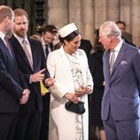El Príncipe Guillermo y el Príncipe Harry hablan mientras el Príncipe Carlos y Meghan Markle bromean