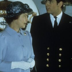 El Príncipe Andrés con la Reina Isabel tras volver de la Guerra de las Malvinas