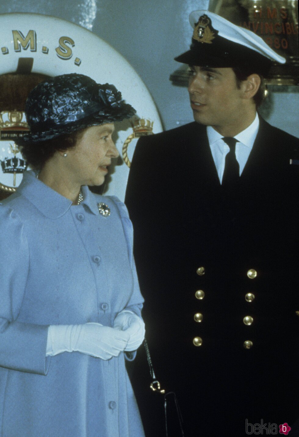 El Príncipe Andrés con la Reina Isabel tras volver de la Guerra de las Malvinas