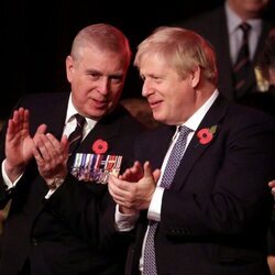 El Príncipe Andrés y Boris Johnson en un momento de complicidad