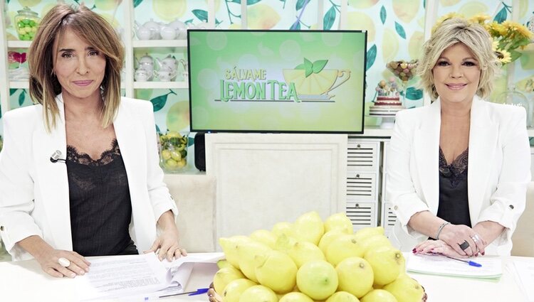 María Patiño y Terelu Campos presentando 'Sálvame Lemon Tea'