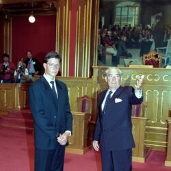 Haakon de Noruega a los 18 años en su visita al Parlamento Noruego en 1991