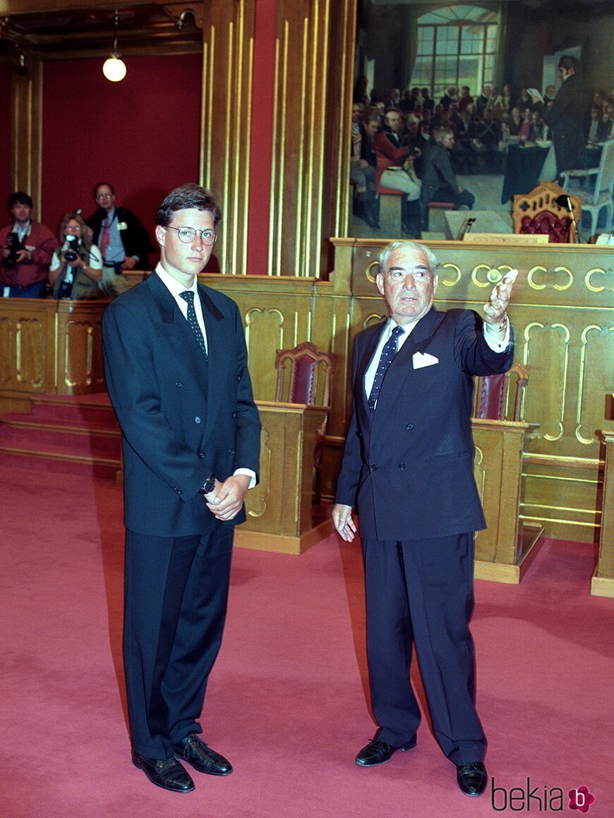Haakon de Noruega a los 18 años en su visita al Parlamento Noruego en 1991