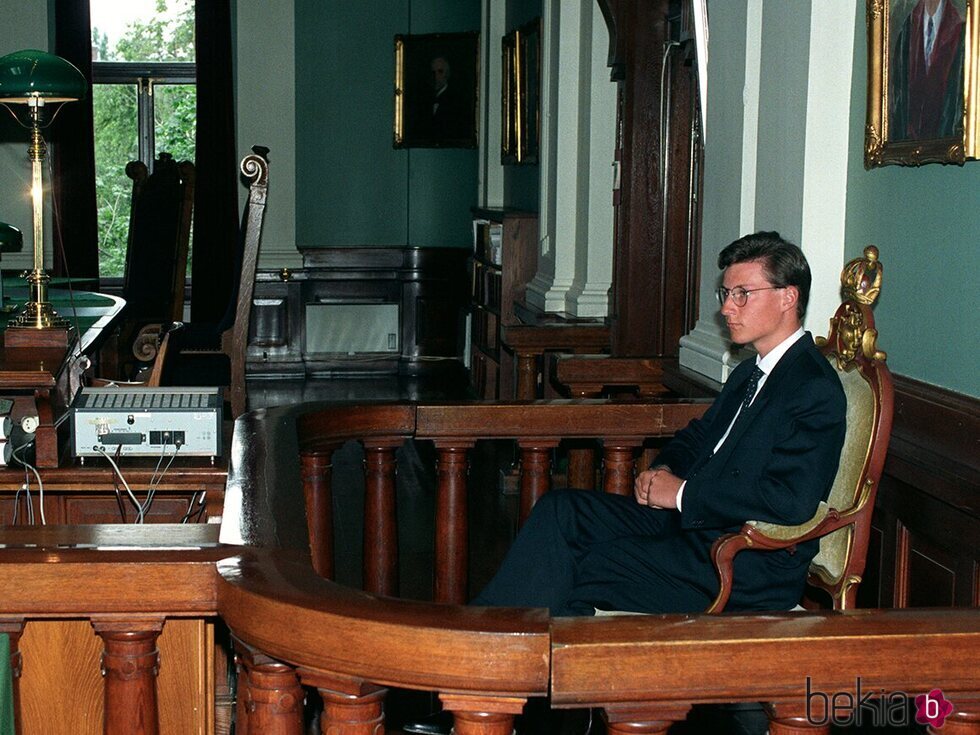 Haakon de Noruega en la Silla del Rey en su visita al Tribunal Supremo en 1991