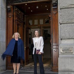 Ingrid Alexandra de Noruega con la Presidenta del Tribunal Supremo de Noruega en su visita por su 18 cumpleaños