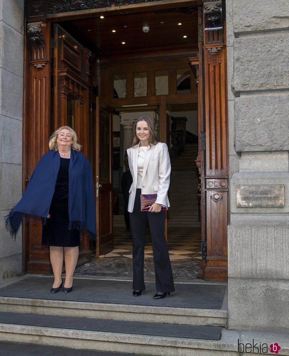 Ingrid Alexandra de Noruega con la Presidenta del Tribunal Supremo de Noruega en su visita por su 18 cumpleaños