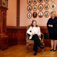 Ingrid Alexandra de Noruega sentada en la Silla del Rey del Tribunal Supremo de Noruega en su visita por su 18 cumpleaños