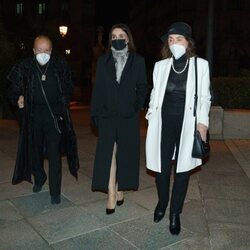 Paloma Segrelles, madre e hija, y Rappel en el funeral de Jaime Ostos en Madrid