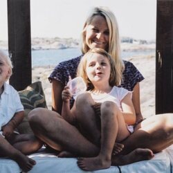 Mette-Marit de Noruega con sus hijos Ingrid Alexandra y Sverre Magnus cuando eran pequeños