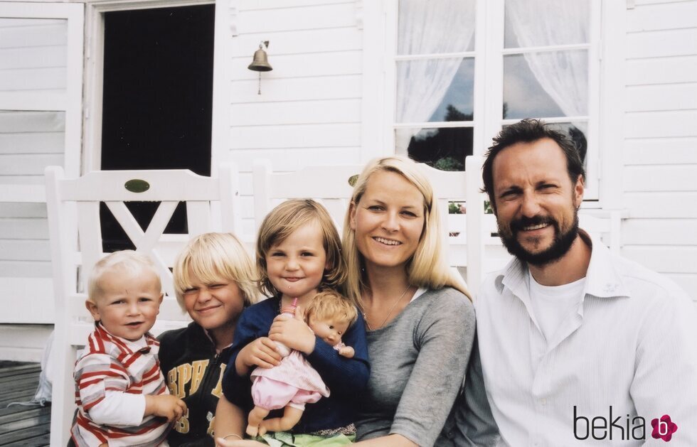 Haakon y Mette-Marit de Noruega con sus hijos Marius, Ingrid Alexandra y Sverre Magnus cuando eran pequeños