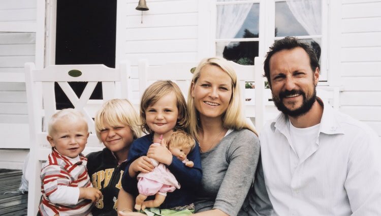 Haakon y Mette-Marit de Noruega con sus hijos Marius, Ingrid Alexandra y Sverre Magnus cuando eran pequeños