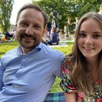 Haakon de Noruega y su hija Ingrid Alexandra de Noruega en un picnic
