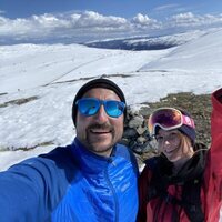 Haakon de Noruega y su hija Ingrid Alexandra de Noruega en las montañas