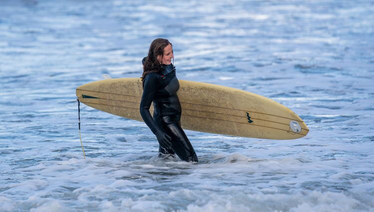 Ingrid Alejandra de Noruega con su tabla de surf