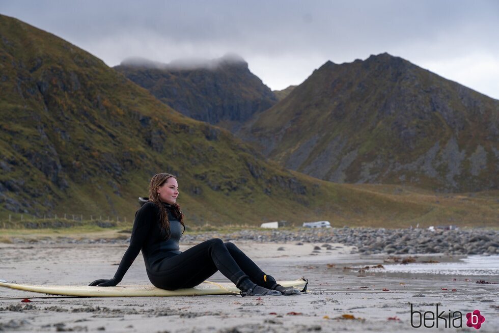 Ingrid Alexandra de Noruega, sentada sobre su tabla de surf