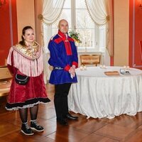 Ingrid Alexandra de Noruega en su 18 cumpleaños con representantes del Parlamento Sami