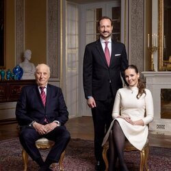 Harald de Noruega, Haakon de Noruega e Ingrid Alexandra de Noruega en un posado por el 18 cumpleaños de Ingrid Alexandra de Noruega