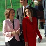 La Reina Sofía y la Reina Letizia, muy cómplices en un acto en 2008