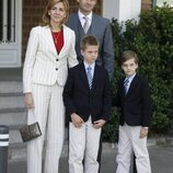 La Infanta Cristina e Iñaki Urdangarin y sus hijos Juan y Pablo Urdangarin en la Comunión de Victoria Federica