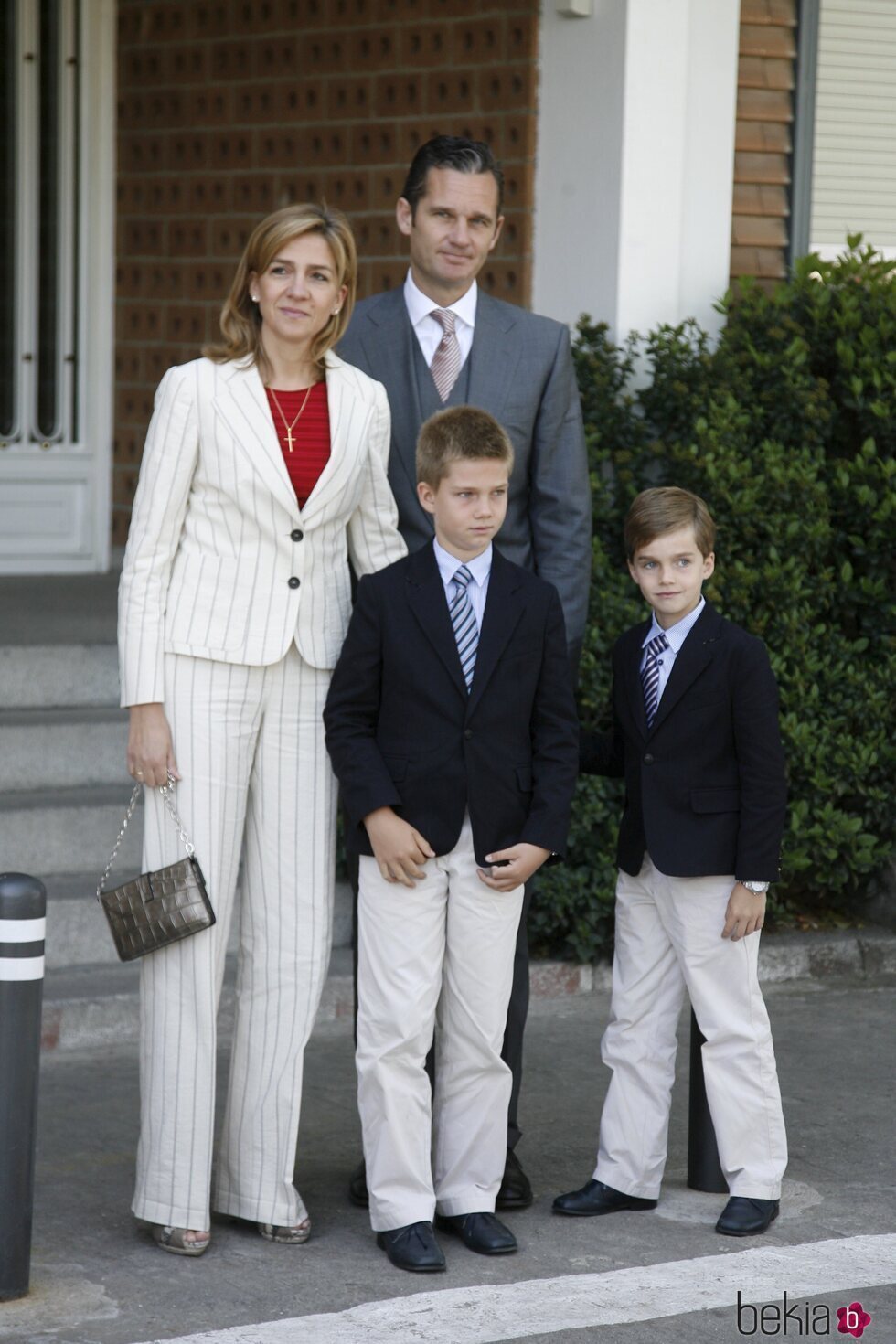La Infanta Cristina e Iñaki Urdangarin y sus hijos Juan y Pablo Urdangarin en la Comunión de Victoria Federica