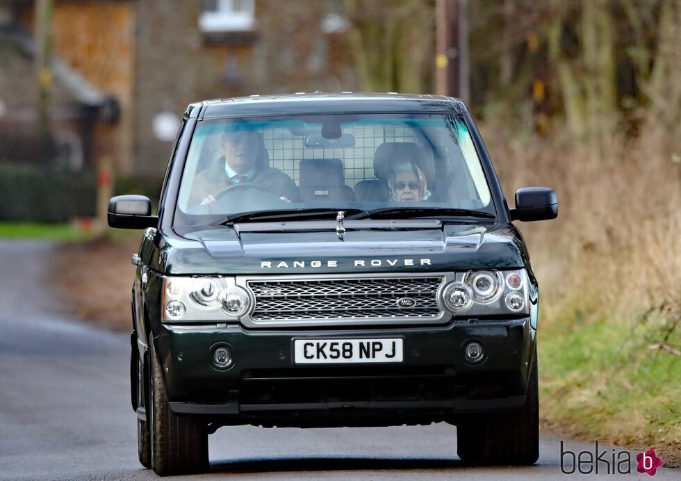 La Reina Isabel en coche por Sandringham por su 70 aniversario de reinado