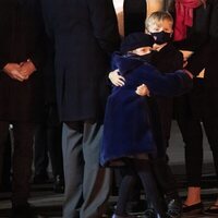 Jacques y Gabriella de Mónaco dándose un abrazo en Santa Devota 2022