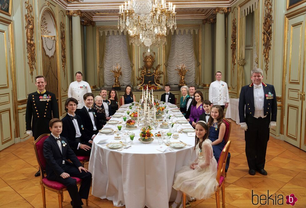 Margarita de Dinamarca con sus hijos, nueras, nietos y su hermana Benedicta en la cena por su 50 aniversario de reinado
