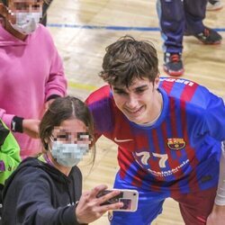 Pablo Urdangarin haciéndose selfies con unas chicas tras un partido de balonmano