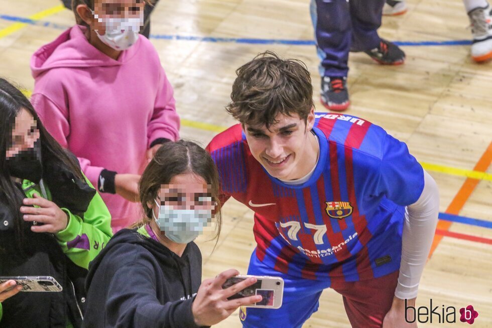Pablo Urdangarin haciéndose selfies con unas chicas tras un partido de balonmano