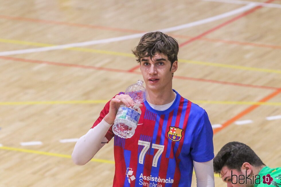 Pablo Urdangarin bebiendo agua tras un partido de balonmano