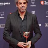 Fernando León de Aranoa con su Feroz 2022