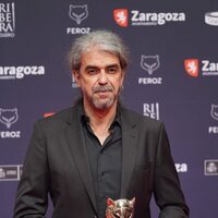 Fernando León de Aranoa con su Feroz 2022