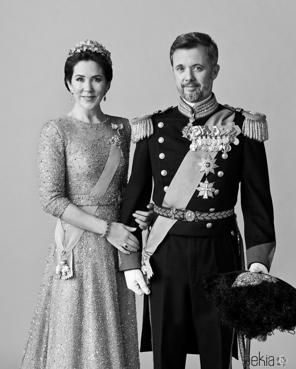Mary y Federico de Dinamarca en el posado por su 50 cumpleaños