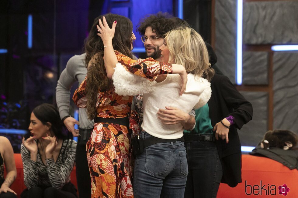 Rafa, Carmen y Alatzne se abrazan durante la gala 3 de 'Secret Story 2'