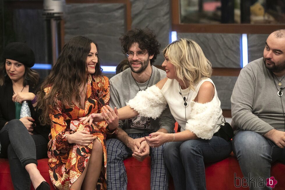 Carmen, Rafa y Alatzne en el sofá durante la gala 3 de 'Secret Story'