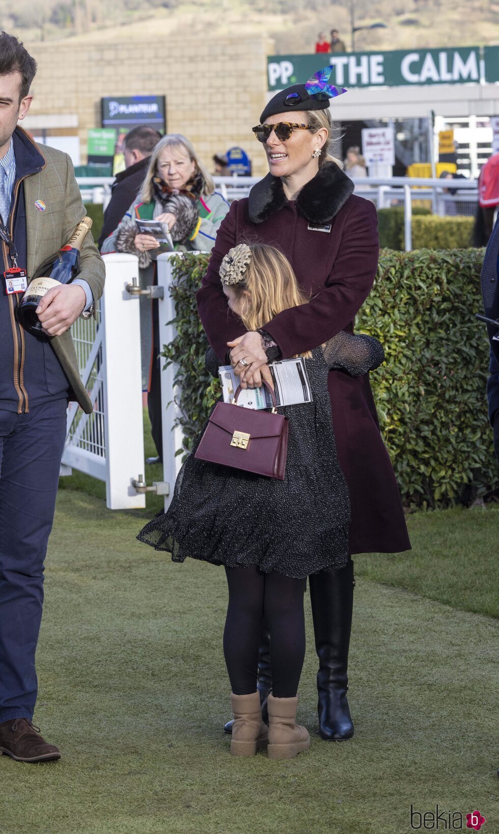 Zara Phillips con su hija Mia Tindall abrazada en Cheltenham