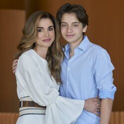 Rania de Jordania con su hijo Hashem de Jordania en su 17 cumpleaños
