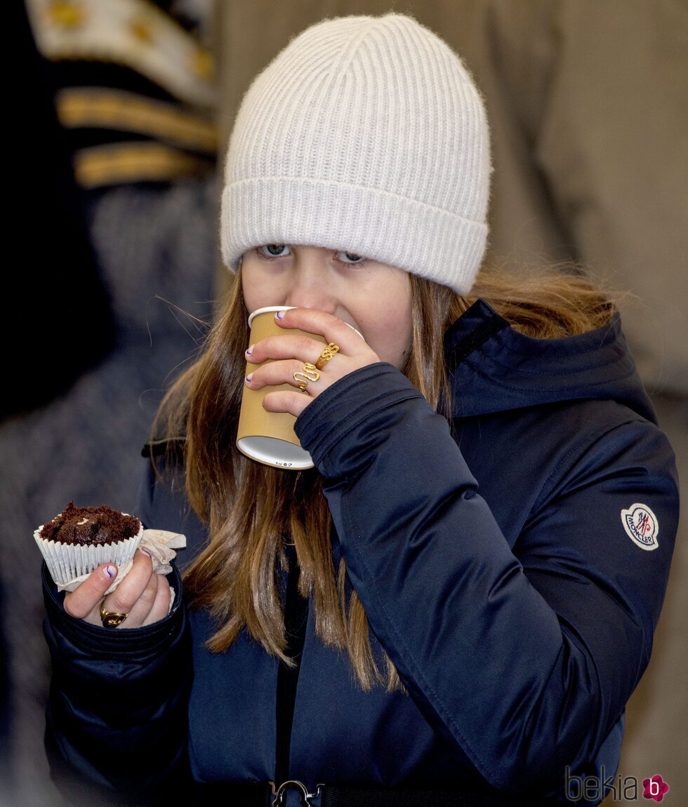 Josefina de Dinamarca bebiendo y tomando un dulce en la inauguración del Mary's Australian Garden en el zoo de Copenhague
