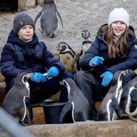 Mary de Dinamarca y sus hijos Vicente y Josefina de Dinamarca con unos pingüinos en la inauguración del Mary's Australian Garden en el zoo de Copenhague
