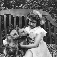 La Reina Isabel de pequeña con sus perros